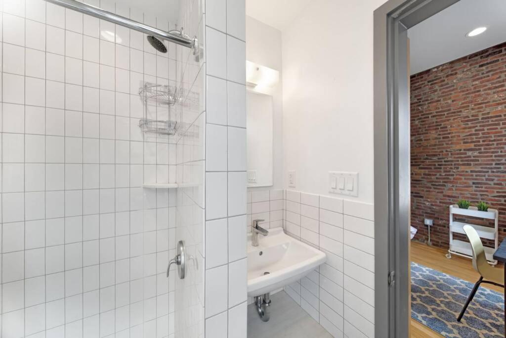 Simple Furnished Studio In The Heart Of Boston Bagian luar foto