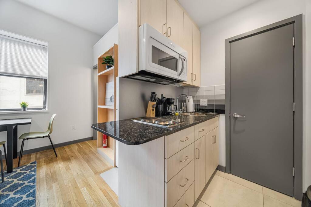 Simple Furnished Studio In The Heart Of Boston Bagian luar foto